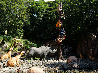 サイに襲われ木に登る探検隊