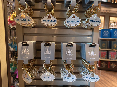 アナハイムディズニーのキーチェーン：キャストネームカード型キーチェーン