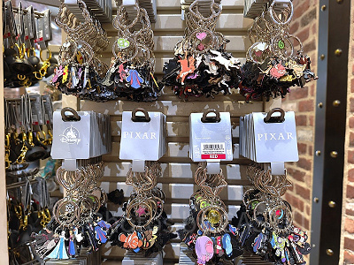 アナハイムディズニーのキーチェーン：ディズニー映画4連キャラクターチャーム・キーチェーン