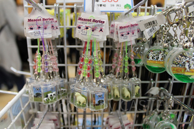 動物のミニフィギュア入りストラップ