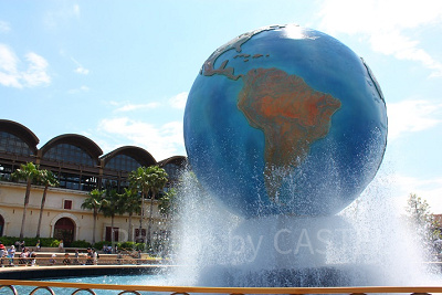 ゲストを迎えてくれるアクア・スフィア