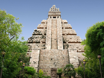 猛スピードで駆け抜けるアトラクション