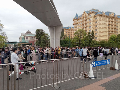 手荷物検査の待ち列（ディズニーランド）