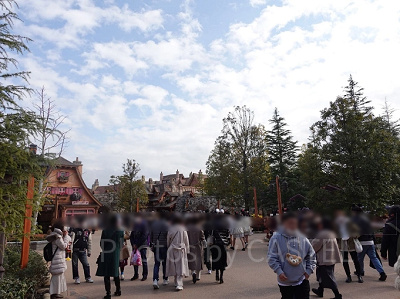 美女と野獣エリア：お城前：12時頃撮影