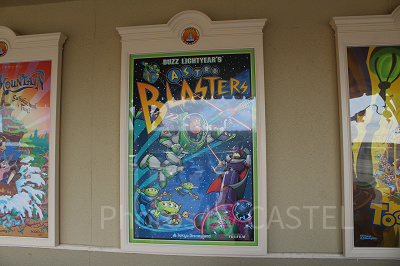 バズライトイヤーのアストロブラスターのポスター