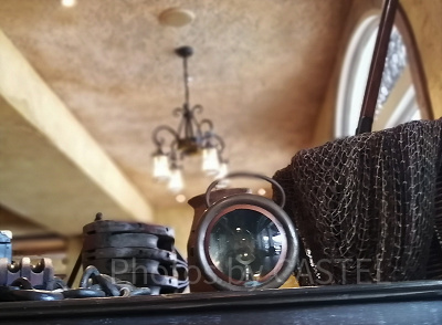 カフェ・ポルトフィーノ：漁の面影が残る内装