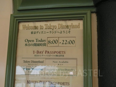 チケット売り場にあるボードで営業時間をチェック！