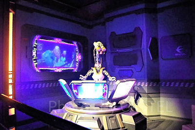 スターツアーズのQライン】スター・ウォーズの世界へ！スタンバイ列に