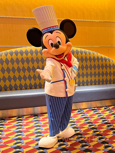シェフミッキーで会えるミッキーはシェフのコスチューム