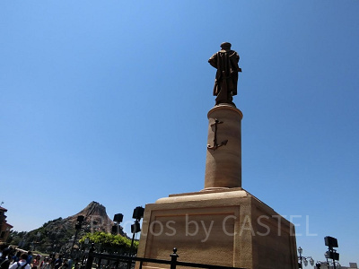 クリストファー・コロンブス像とプロメテウス火山
