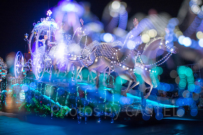 シンデレラのかぼちゃ馬車フロート（多重露光）