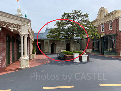 メインストリート・ハウス横のコインロッカー（パーク内）