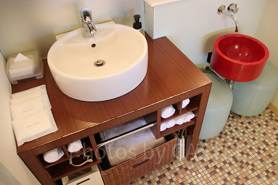 コンフォートデラックス洗面台（右は子供用洗面台）