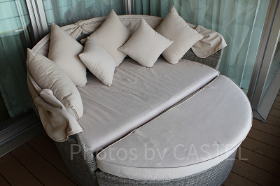 ザ シンギュラリスイートのテラスに置かれたカウチ