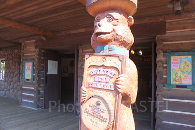 クマたちのコンサートが楽しめるカントリーベア・シアター