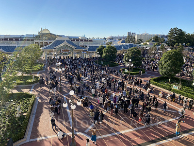 混雑する入園ゲート