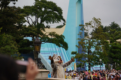 サイドのゲストにも手を振ってくれるデール