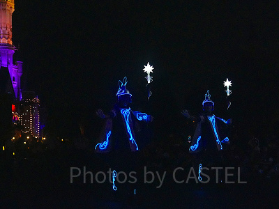 スポンサーフロートの後ろのダンサー