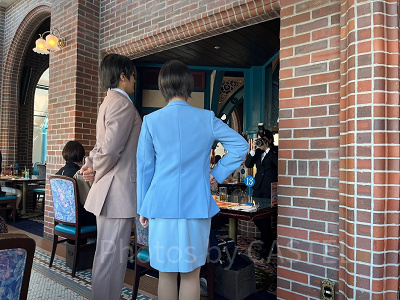 佐藤刑事&高木刑事が席の近くに！