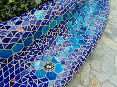 タイルで覆われた椅子でまっくろくろすけを発見！