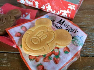 ディズニーシー食べ歩き：ミッキーカステラケーキ（ストロベリー）