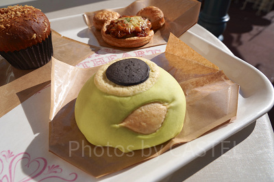 ディズニーランド食べ歩き：マイクメロンパン