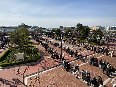 ディズニーランドのエントランスの様子（2022年4月2日8時30分ごろ撮影）