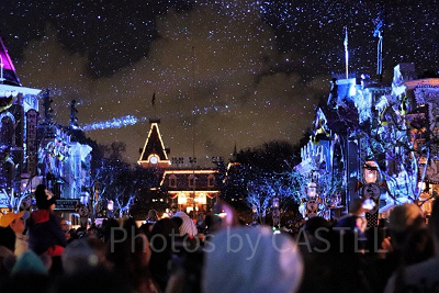 ディズニーランド：夜のプロジェクションマッピング