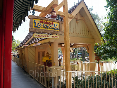 カリフォルニアアナハイムディズニーのアトラクション：ディズニーランド鉄道の駅「ミッキーのトゥーンタウン・デポ」