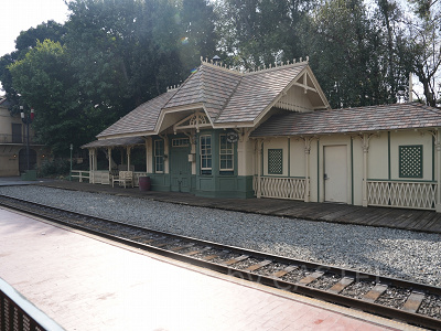 カリフォルニアアナハイムディズニーのアトラクション：ディズニーランド鉄道の駅「ニューオーリンズスクエア駅」