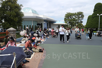 ディズニーランドの裏技：トゥモローランドは穴場のパレード観賞場所