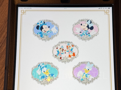 ディズニーシー25周年デザインのピンバッジ