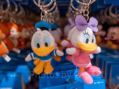 2026】ディズニーで買えるデイジーグッズ34選！ぬいぐるみやキー