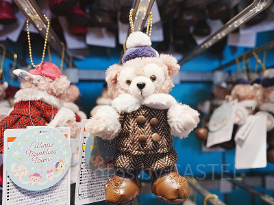 ダッフィーぬいぐるみバッジ（ダッフィー＆フレンズのウィンター・トゥインクリング・タウン）