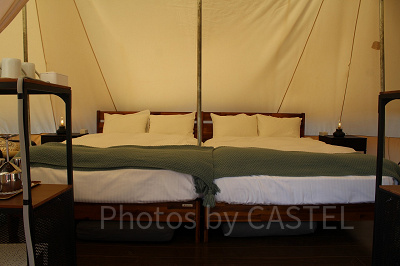 どのテントにもセミダブルのベッドが2つ設置されています