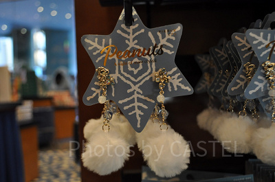 ポンポンつきピアス