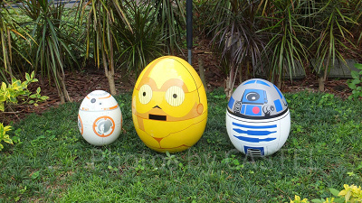 左から、BB-8・C-3PO・R2-D2のイースターエッグ