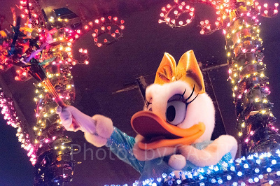 エレクトリカルパレード デイジー（TDL・夜） 設定：78㎜ SS1/100 F5.3 ISO3200 （トリミングあり）