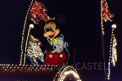 エレクトリカルパレード ミッキー（TDL・夜） 設定：300㎜ SS1/100 F6.3 ISO2000 （トリミングあり）