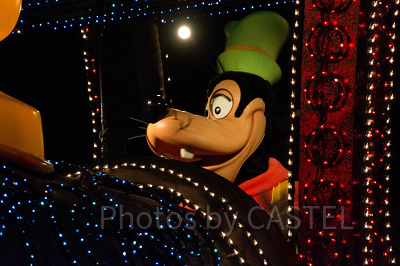 エレクトリカルパレード（TDL・夜） 設定：140mm SS1/100 F6.0 ISO2000