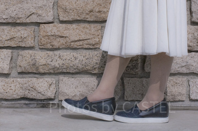 上品なスリッポンはスカートとの相性も◎