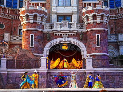 エルサもゴールドのオリジナル衣装に着替えて出てきます。