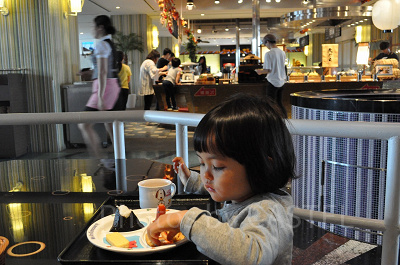 子ども用のUSJキャラクターの食器セットでビュッフェを楽しめる