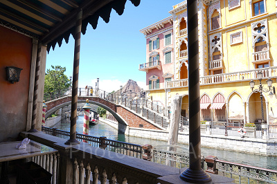 レストランで本格的な食事を楽しむ