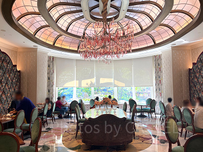 ファンタジースプリングスレストランのホワイエ