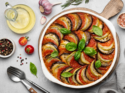 薄くスライスした野菜を並べたラタトゥイユ（イメージ）