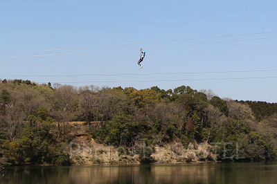 湖の上を滑空する飛行おにのジップラインアドベンチャー
