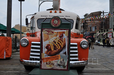 フードマーケットのホットドックカート／USJ