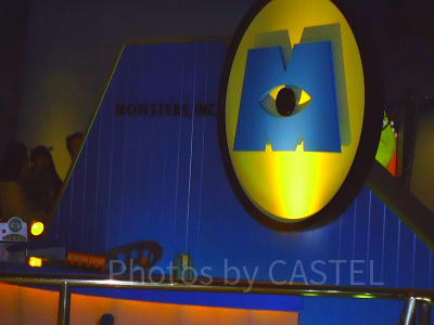 待合の通路にモンスターズ・インク社のロゴを発見！