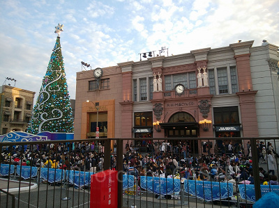 「クリスタルの約束」開演1時間前の無料席の様子／舞台周辺のお店は一時クローズしたり一方通行になります